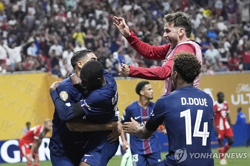 2025 FIFA 클럽월드컵 4강 진출을 기뻐하는 PSG 선수들 / 연합뉴스