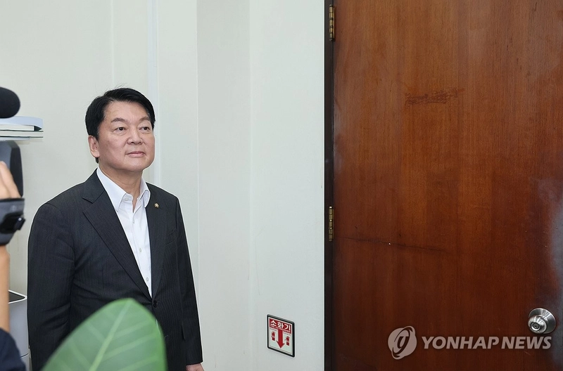 국민의힘 혁신위원장으로 내정된 안철수 의원이 2일 오후 송언석 비상대책위원장 겸 원내대표를 만나기 위해 국회 본청 원내 대표실로 향하고 있다. 2025.7.2 [공동취재]