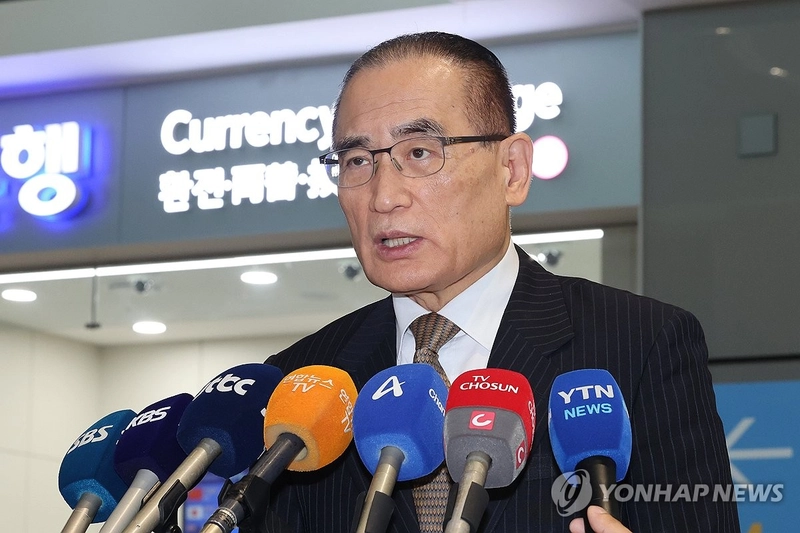 위성락 국가안보실장이 방미 일정을 위해 6일 인천국제공항을 통해 미국 워싱턴DC로 출국하기 앞서 취재진의 질문에 답하고 있다. 위 실장은 오는 8일까지 사흘간 미국 정부 고위급 인사들과 상호관세 유예기간, 한미 정상회담 등 양국 간 현안을 논의할 것으로 전망된다. 2025.7.6 / 연합뉴스