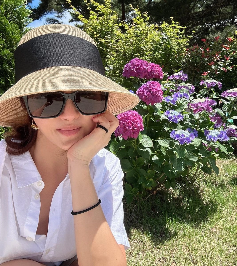 “happy day”…김선아, 여름 햇살 아래 미소→청량한 셀카로 시선 압도 / 배우 김선아 인스타그램