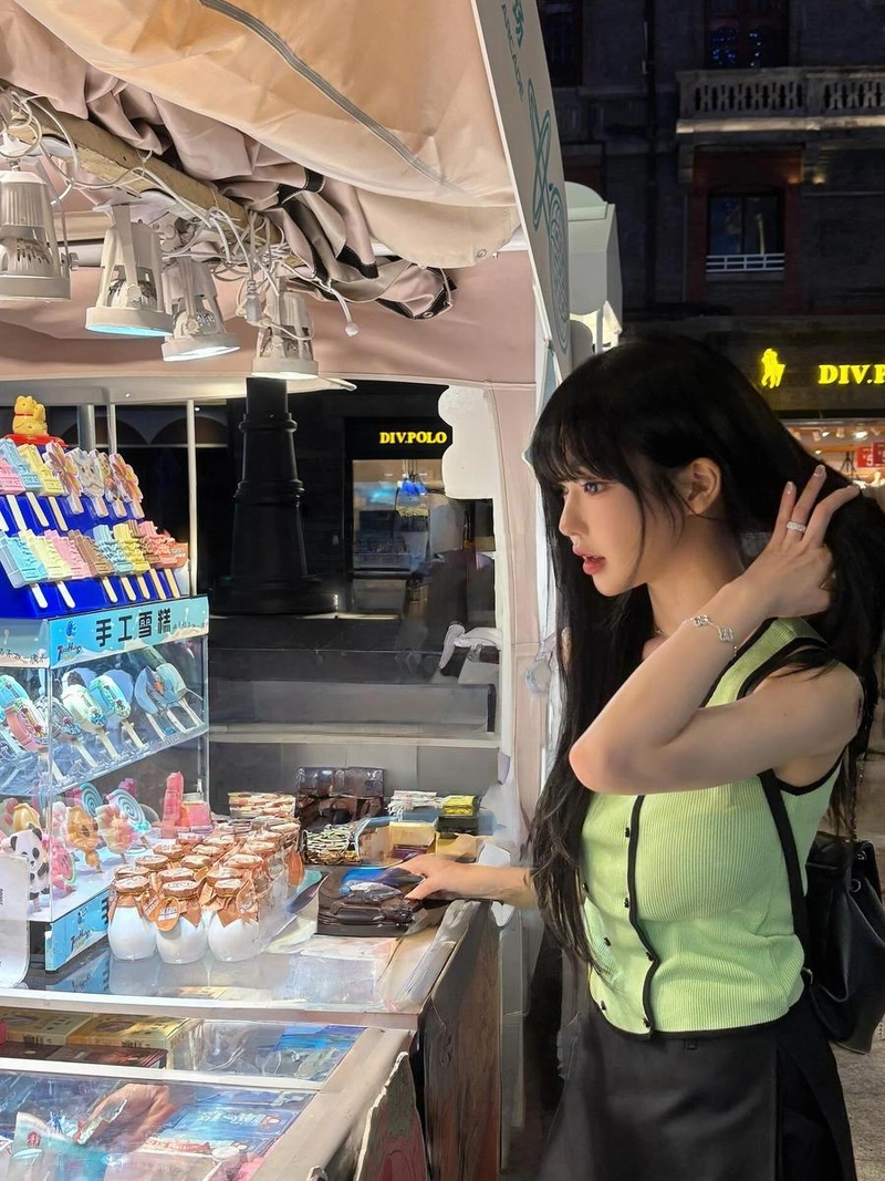 “밤 공기의 설렘처럼”…과즙세연, 길거리 마켓→여름밤 감성 폭발 / 인플루언서 과즙세연 인스타그램