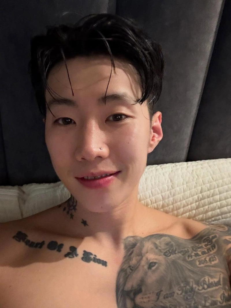 “웃음 뒤 숨겨진 진심”…박재범, 침대 위 솔직함→담담한 고백 / 가수 박재범 인스타그램