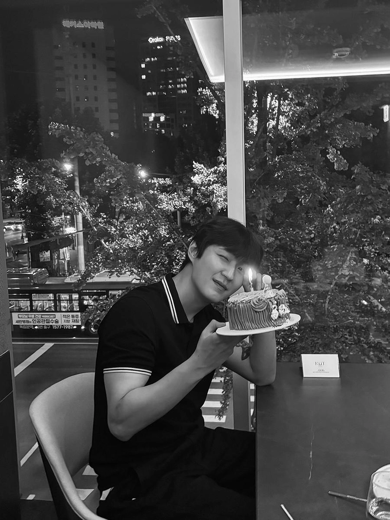 “촛불 너머 조용한 웃음”…이주원, 유월의 밤→잔잔한 생일 여운 / 환승연애3 출연자 음악 프로듀서 이주원 인스타그램
