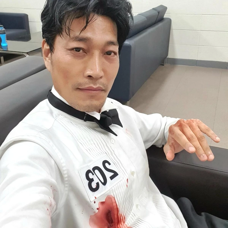 “게임으로 돈벌기 힘들다”…최귀화, 피 흘린 웃음→강렬 현장 셀카 / 배우 최귀화 인스타그램