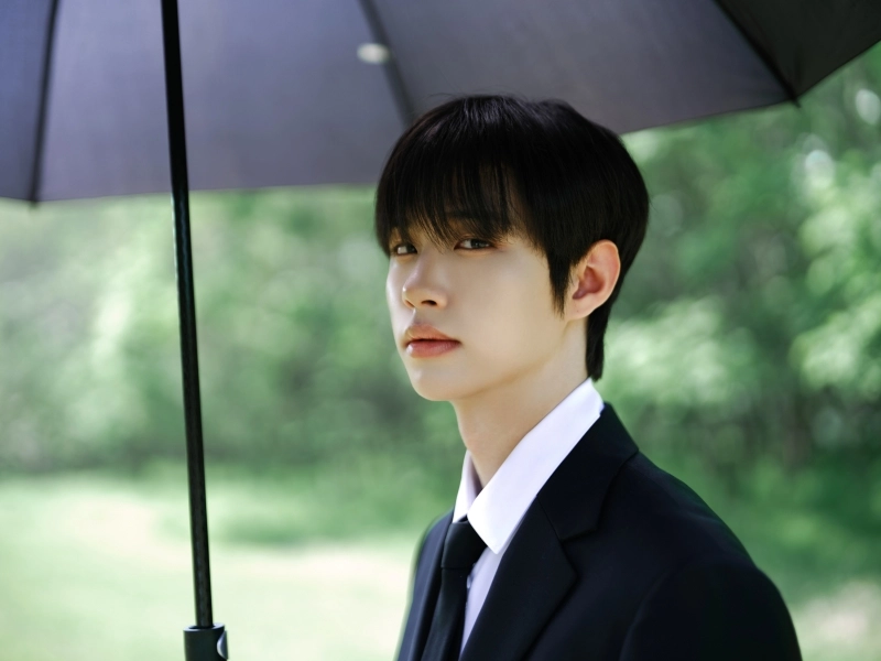 “클로즈 유어 아이즈, 슈트핏으로 압도”…‘스노이 서머’ 컴백 D-3→팬심 흔든 청춘 감성 / 언코어