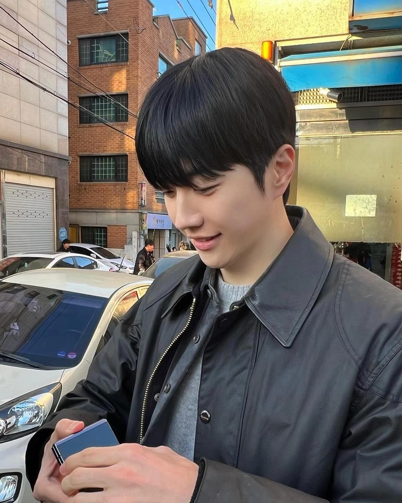 “메스를 든 사냥꾼”…강훈, 거리 위 서늘한 단정→차분한 카리스마 / 배우 강훈 인스타그램