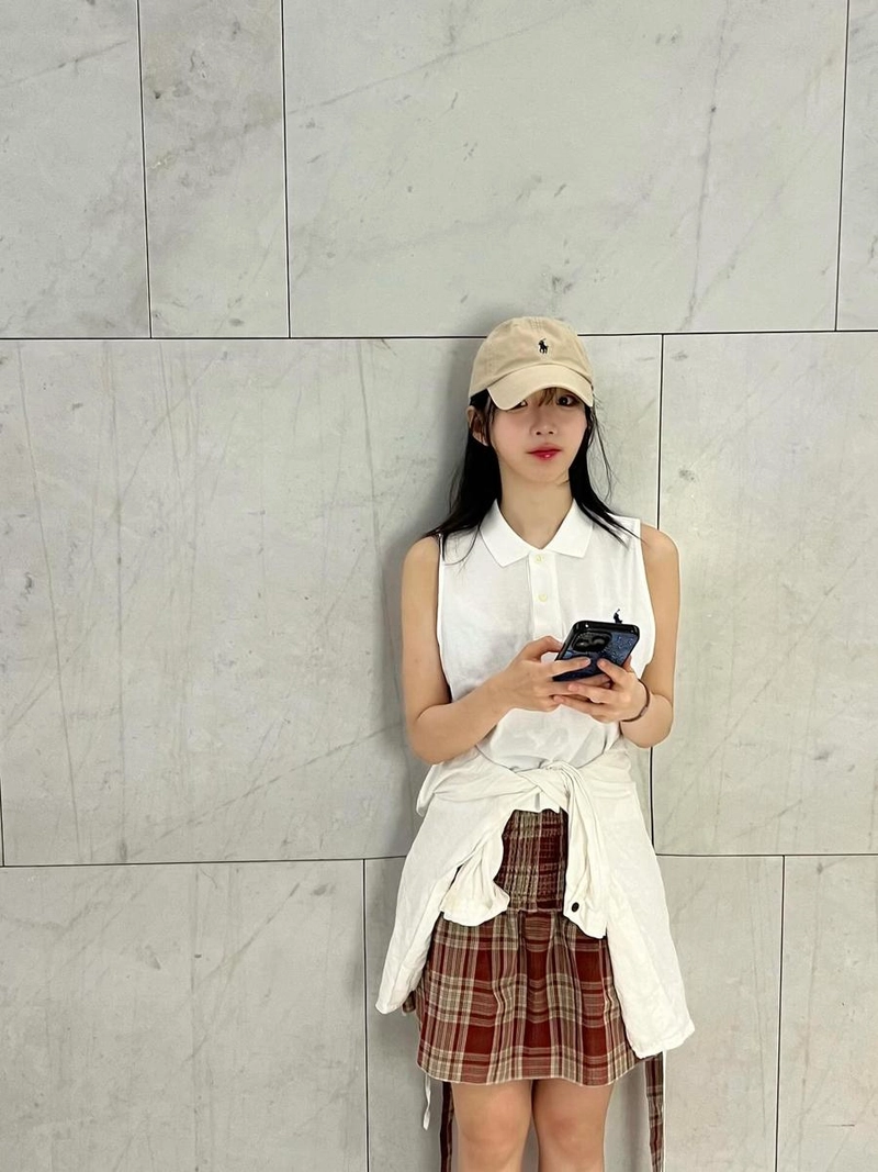 “몇번째가 mz샷이게”…염유리, 무심한 시선 속 여름 감성→레트로 무드로 물들다 / 가수 염유리 인스타그램