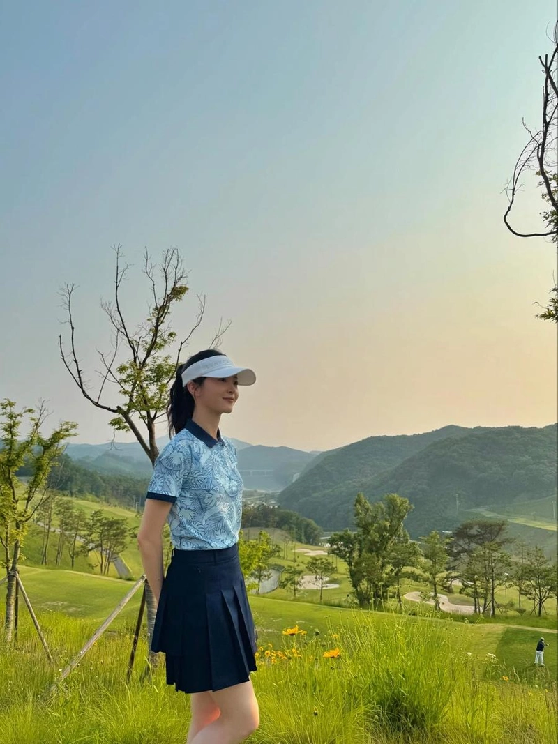 “독수리 오형제를 부탁해”…김승윤, 푸른 들판 위로 여름 감성 대폭발 / 배우 김승윤 인스타그램