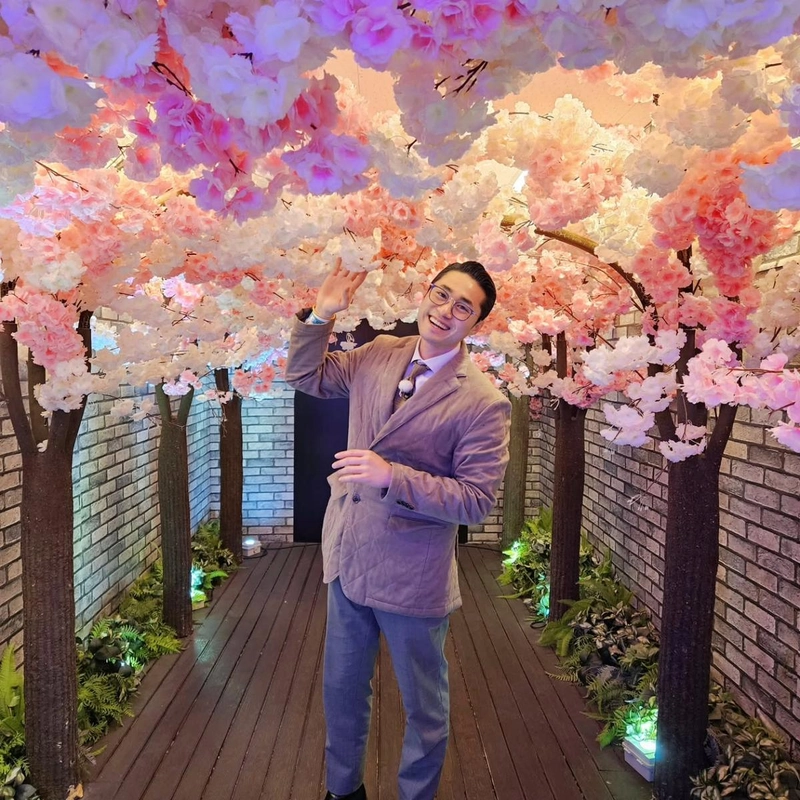 “내가 제일 좋아하는 곳”…김민수, 만개한 벚꽃 아래→여름날 설렘 감각 / 나는 솔로 25기 영수 김민수 인스타그램