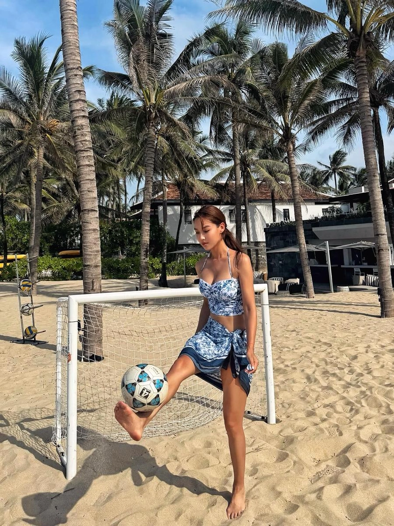 “Wanna play some beach football with me”…김희정, 한낮의 태양 아래→여유의 대서사 / 배우 김희정 인스타그램