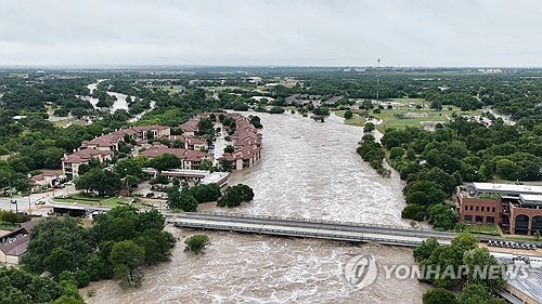 폭우에 범람한 미 텍사스주 샌 가브리엘 강[로이터=연합뉴스 자료사진]