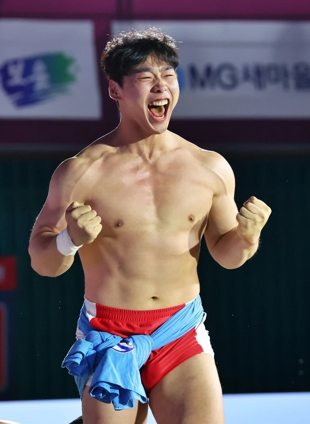 “태백장사 등극”…허선행, 보은씨름대회 우승→통산 6번째 꽃가마 / 연합뉴스