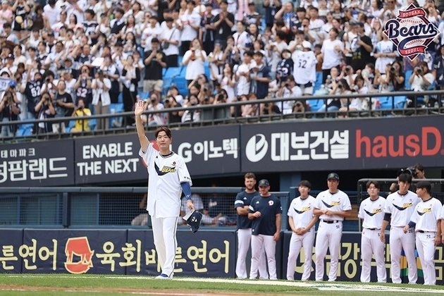 “52번 유니폼 물려주며 교체”…김재호, 두산서 은퇴식→박준순에 바통 터치 / 연합뉴스
