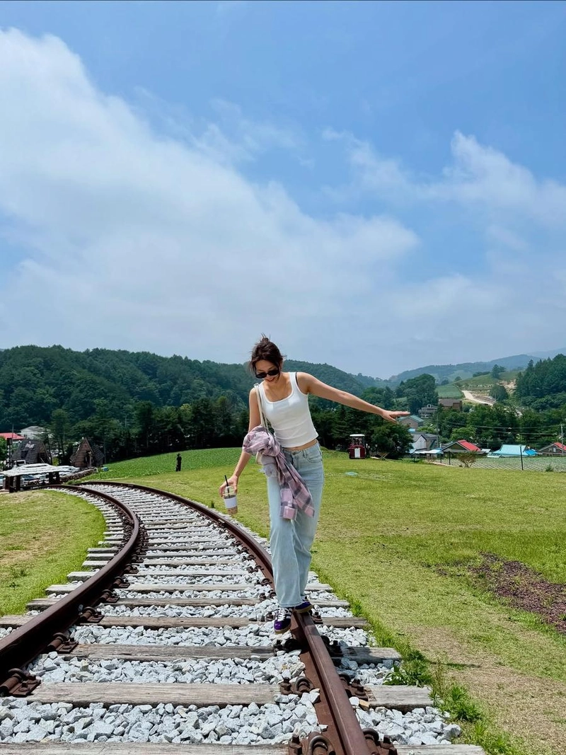 “여름 바람이 머문 순간”…지이수, 균형 잡힌 여유→초록빛 철길의 힐링 / 배우 지이수 인스타그램