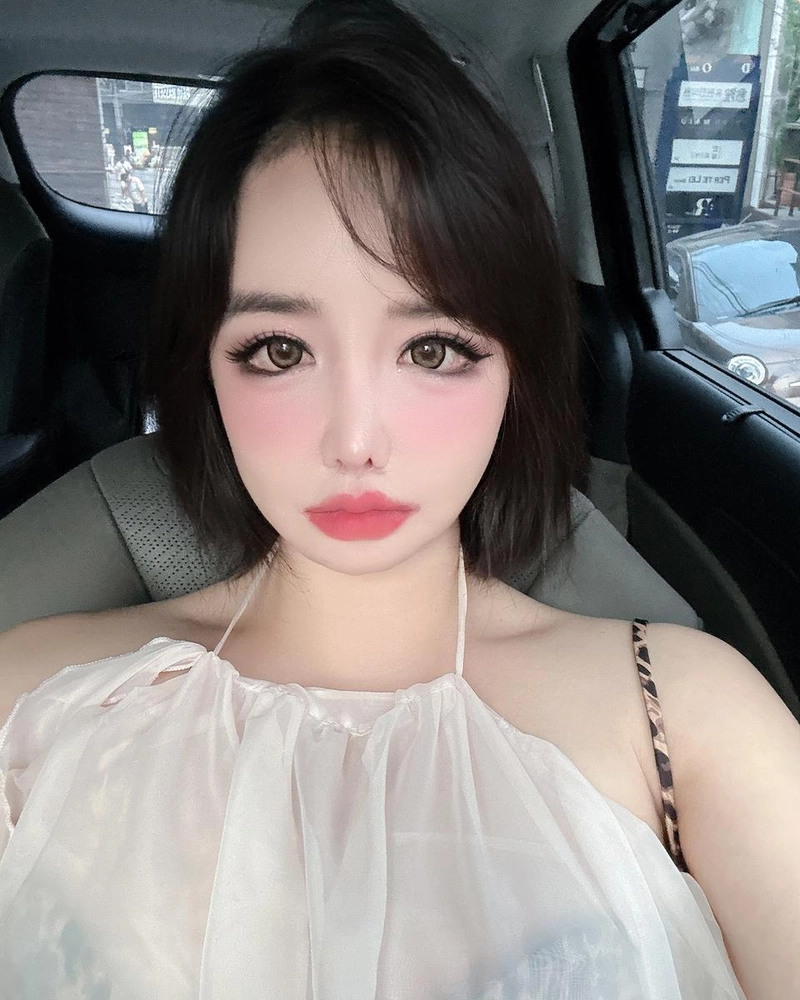 “WATERBOMB 무대 앞두고”…박봄, 투명함 가득 여름 셀카→기대감 압도 / 걸그룹 2NE1 박봄 인스타그램