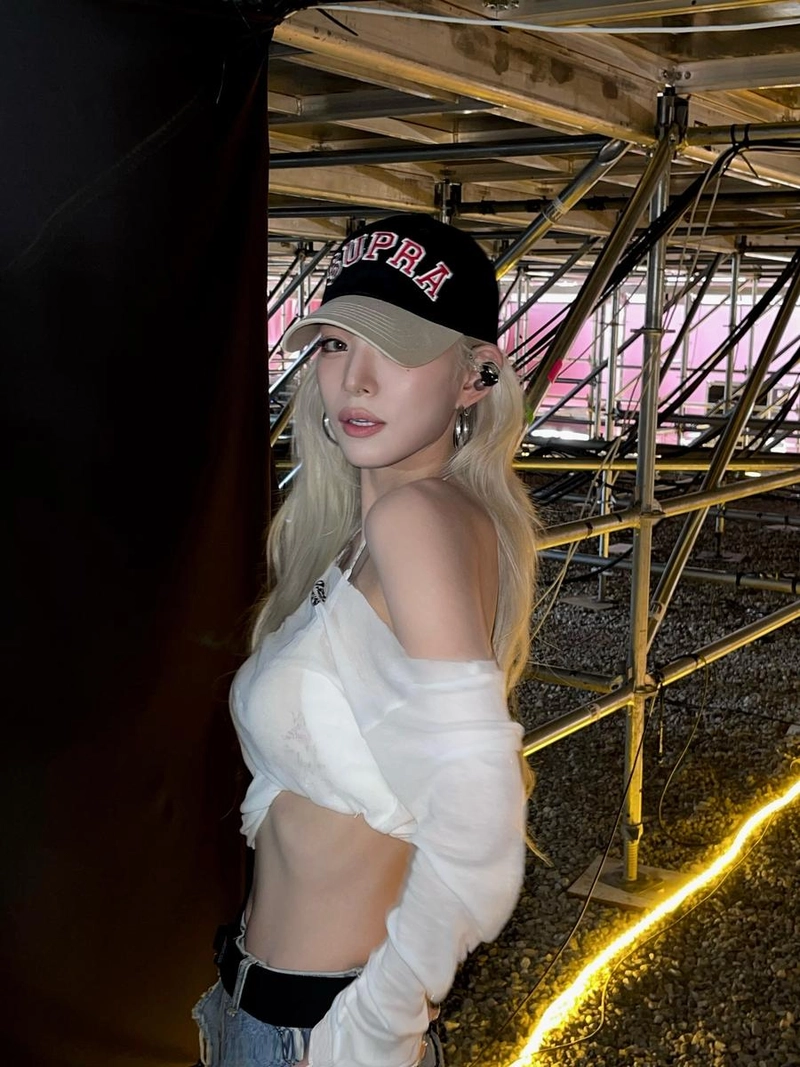 “특유의 분위기 속 시선 집중”…이채영, 여름밤 무대 뒤→강렬 카리스마 / 걸그룹 프로미스나인 이채영 인스타그램