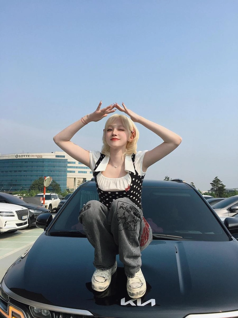 “햇살 따라 숨 고른 오후”…우기, 여름빛 위로→장난기 가득한 인증 / 걸그룹 아이들 우기 인스타그램