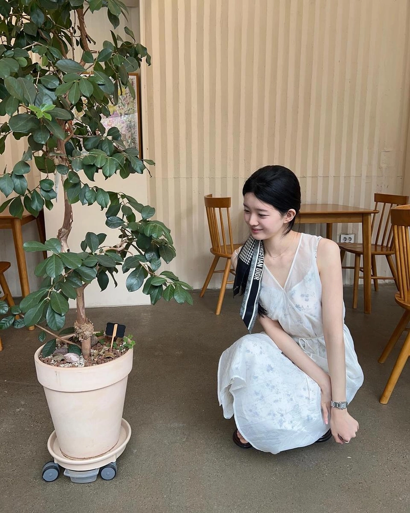 “여름의 결”…이제연, 하얀 드레스 아래 청량 미소→초록빛 여운 / 하트페어링 출연자 변호사 이제연 인스타그램
