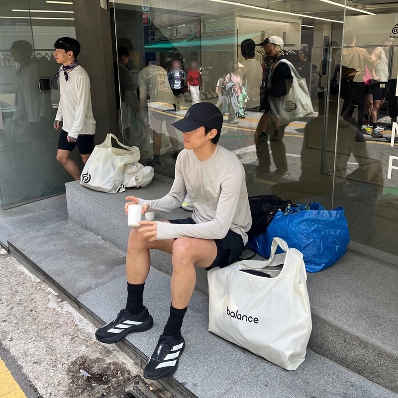 “그늘 아래 머문 여유”…신우재, 러닝 팝업 현장 포착→일상 한 컷 / 하트페어링 출연자 화가 신우재 인스타그램