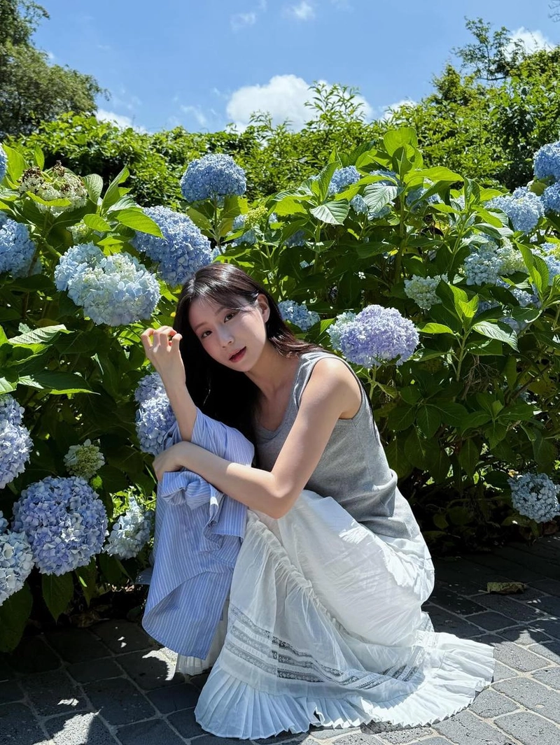 “제가 제일 좋아하는 꽃은 수국”…권도희, 여름의 청명함→맑고 투명한 미소 / 걸그룹 시그니처 권도희 인스타그램
