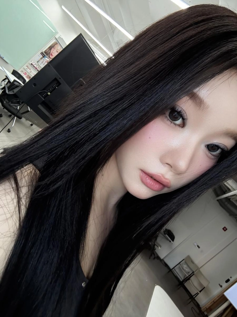 “눈빛을 머금은 여름”…츠키, 투명한 시선→도심 속 청량미 / 걸그룹 빌리 츠키 인스타그램