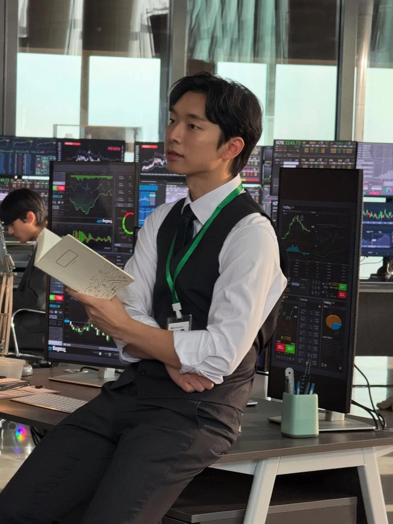 “많이 더워요”…김동원, 여름 오후→도회적 집중의 순간
