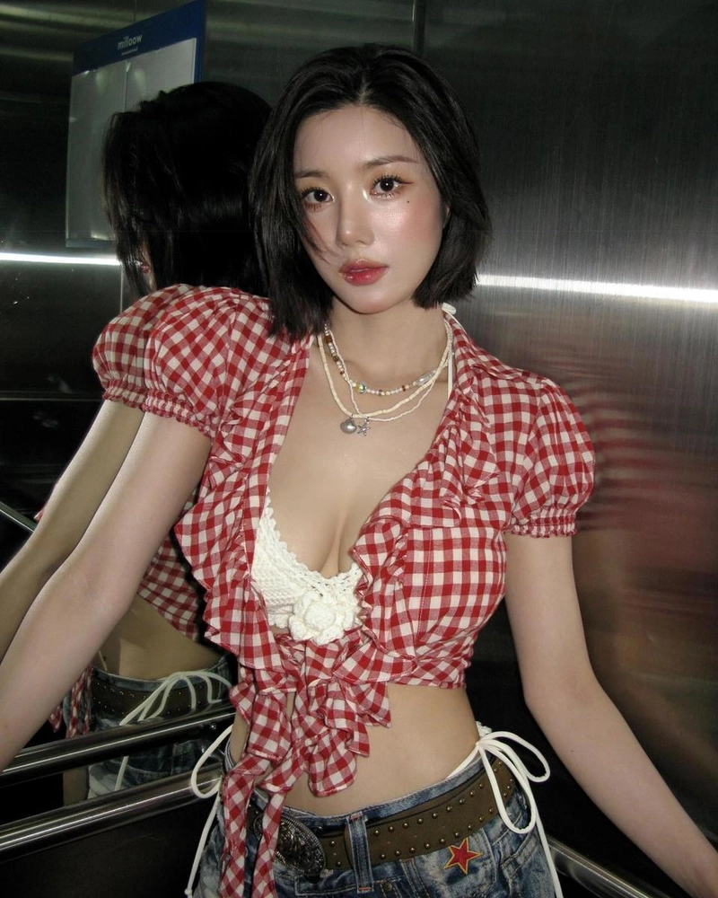 “물빛 여름, 완전히 물들다”…권은비, 짙어진 눈빛→매혹적 변신 / 가수 권은비 인스타그램
