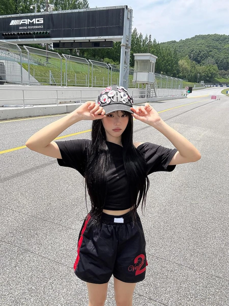 “트랙 위의 묘한 긴장감”…히나, 카리스마 폭발→서머 스피드룩 완성 / 걸그룹 QWER 히나 인스타그램