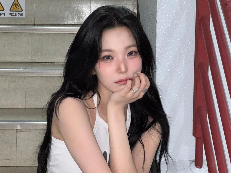 “막방의 여운에 잠긴 눈빛”…백지헌, 깊어진 여름밤→아련한 청순美 / 걸그룹 프로미스나인 백지헌 인스타그램