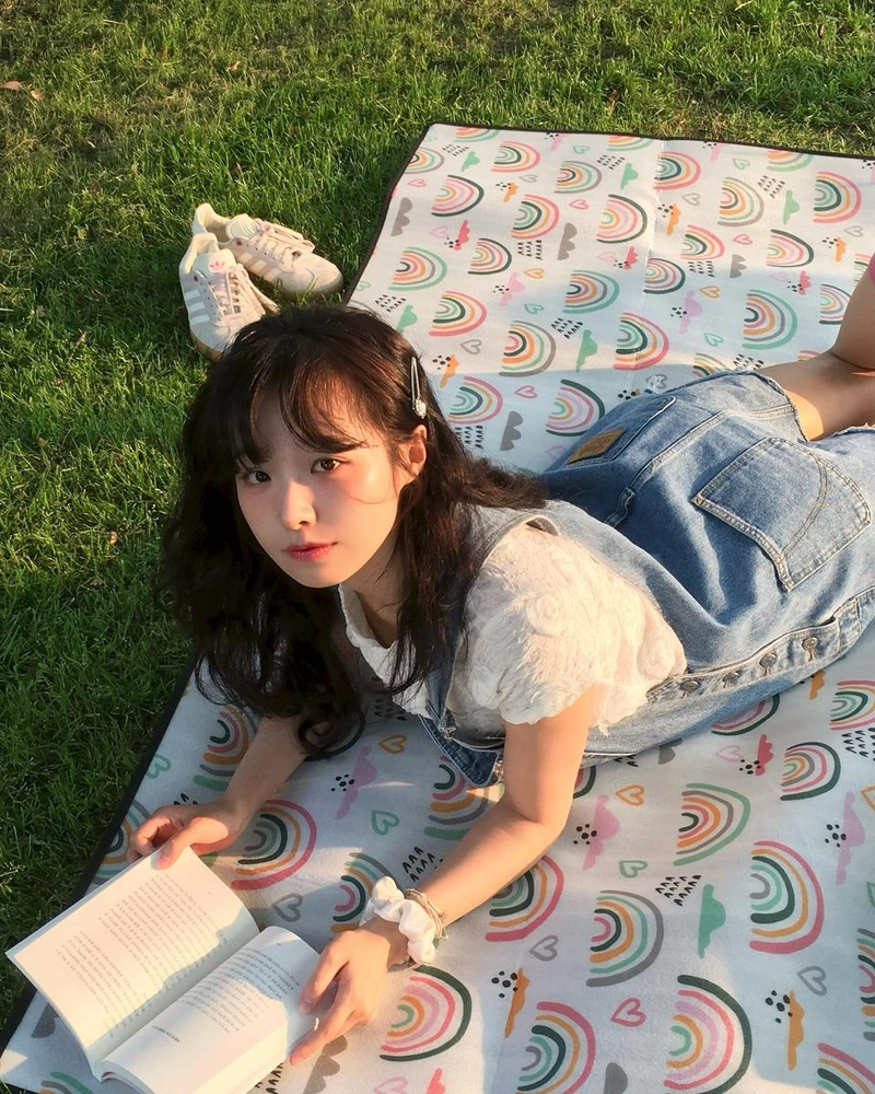 “느리게 흐르는 오후”…정보민, 여름 햇살→잔잔한 독서 한때