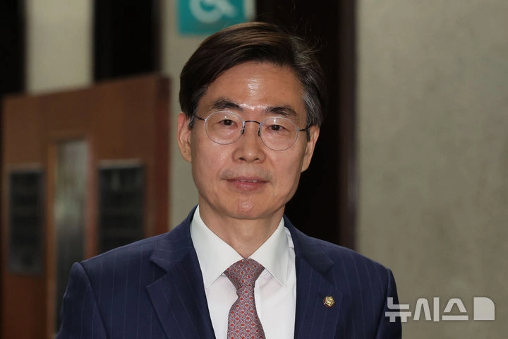 조경태 의원이 국회 원내대표실에서 열린 4선 이상 의원 회의에 참석하고 있다. 2025.06.09. / 뉴시스
