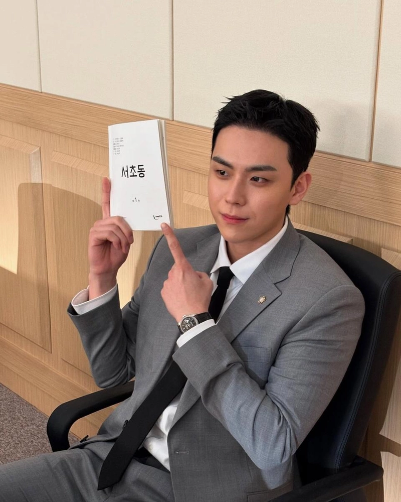 “누구에게나 처음은 있잖아요”…김도훈, 기대 가득한 눈빛→서초동 대본 인증 / 배우 김도훈 인스타그램