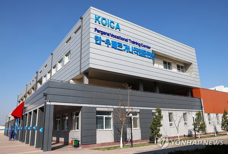 우즈베크에 들어선 '울산글로벌인력양성센터' 건물 / 연합뉴스