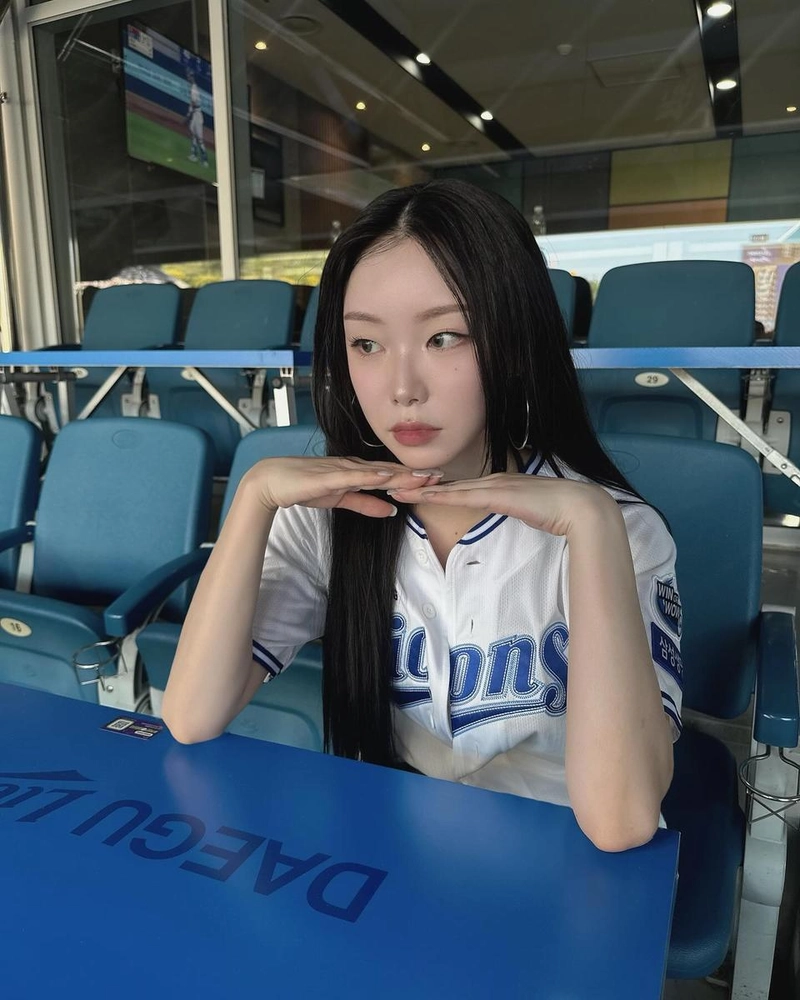 “창가 너머 푸른 시선”…수현, 여름밤 야구장→고요한 설렘 / 걸그룹 빌리 수현 인스타그램