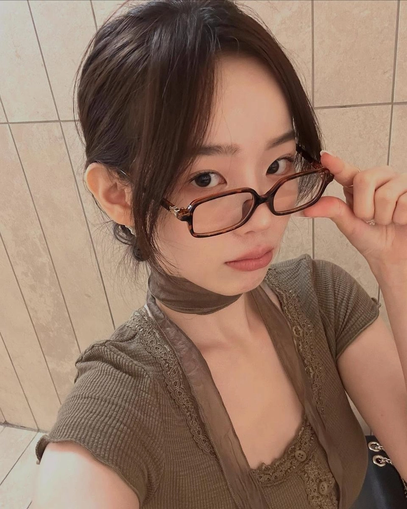 “긴장과 호기심 사이”…설지원, 투명한 시선→분위기 전환 셀카 / 배우 설지원 인스타그램