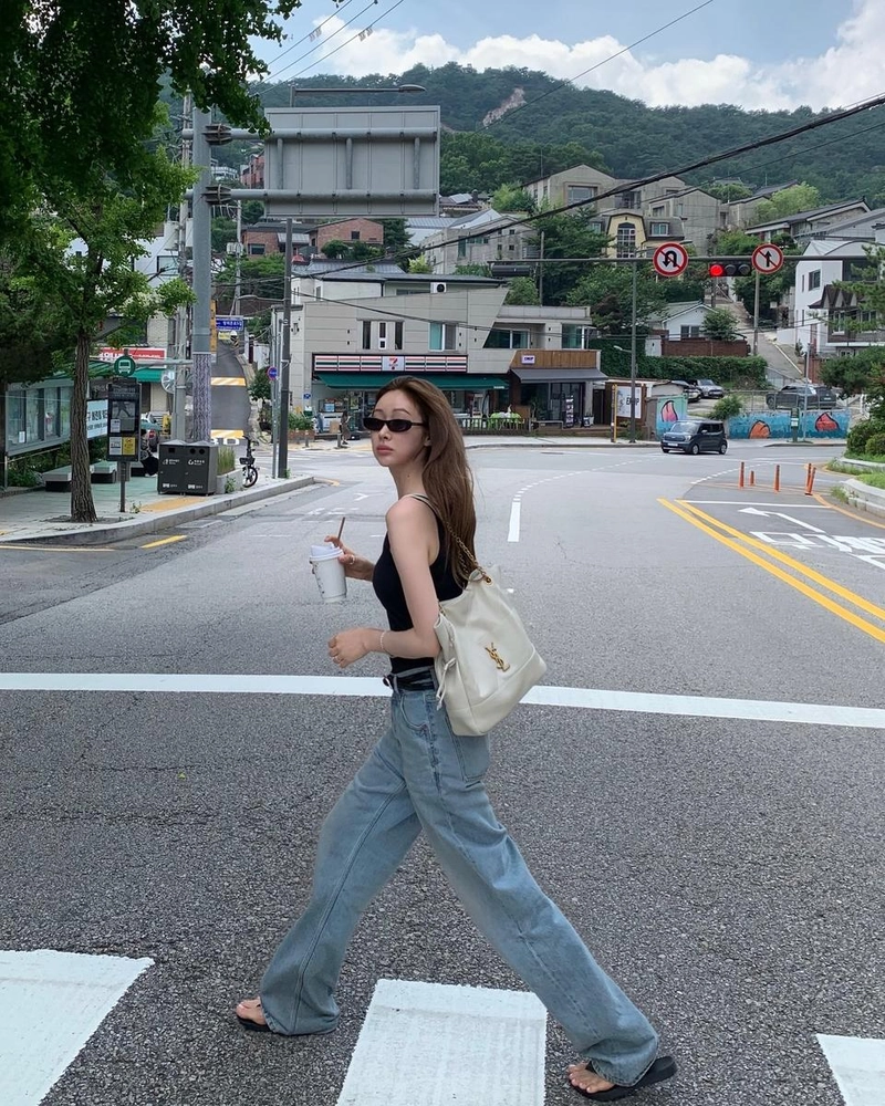 “주말 끄-읕 다음 주 더위 조심하세요”…차정원, 한여름 오후→도심 산책 감성 / 배우 차정원 인스타그램