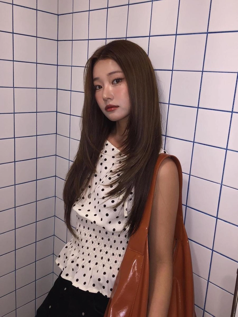“빙글빙글 돌아가는 마음”…배지연, 고요한 여름밤→도트 패턴의 시선 / 솔로지옥4 출연자 모델 배지연 인스타그램