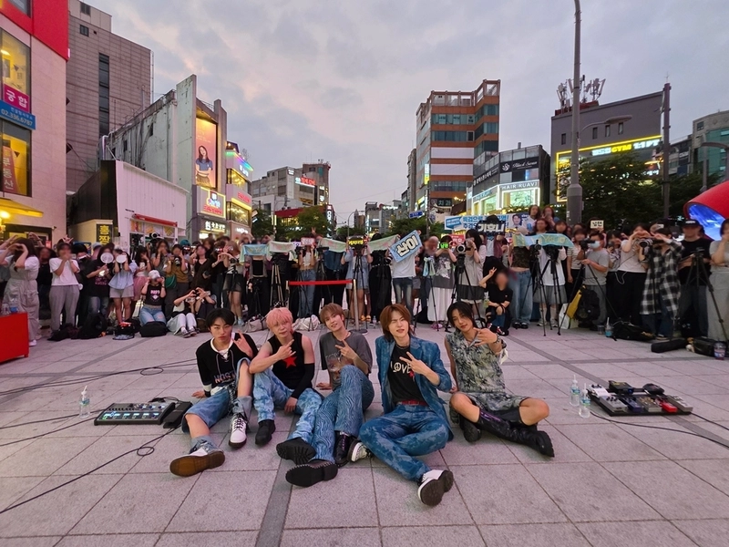 “열정 쏟아 붓는 청춘”…캐치더영, 신촌서 버스킹→여름밤 물들였다 / 에버모어엔터테인먼트