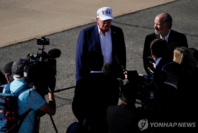 취재진과 대화하는 트럼프[로이터=연합뉴스]