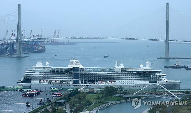 부산항에 입항한 크루즈선[연합뉴스 자료]