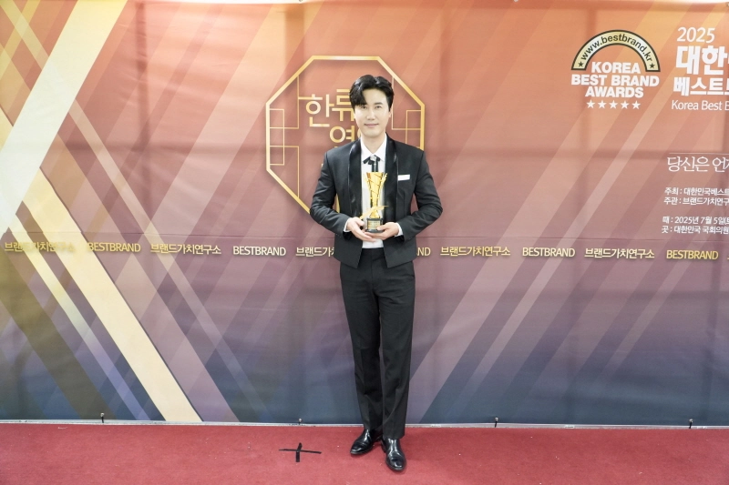 “가습기 보이스의 진가”…신성, ‘대한민국 한류 연예 대상’ 트로트 새 역사→수상 소감에 박수 / 디엔씨이엔티
