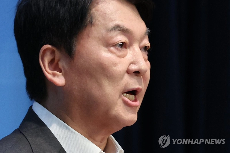 국민의힘 혁신위원장을 맡은 안철수 의원이 7일 서울 여의도 국회 소통관에서 위원장을 사퇴하고 전당대회 출마 의사를 밝히는 기자회견을 하고 있다. 2025.7.7 / 연합뉴스