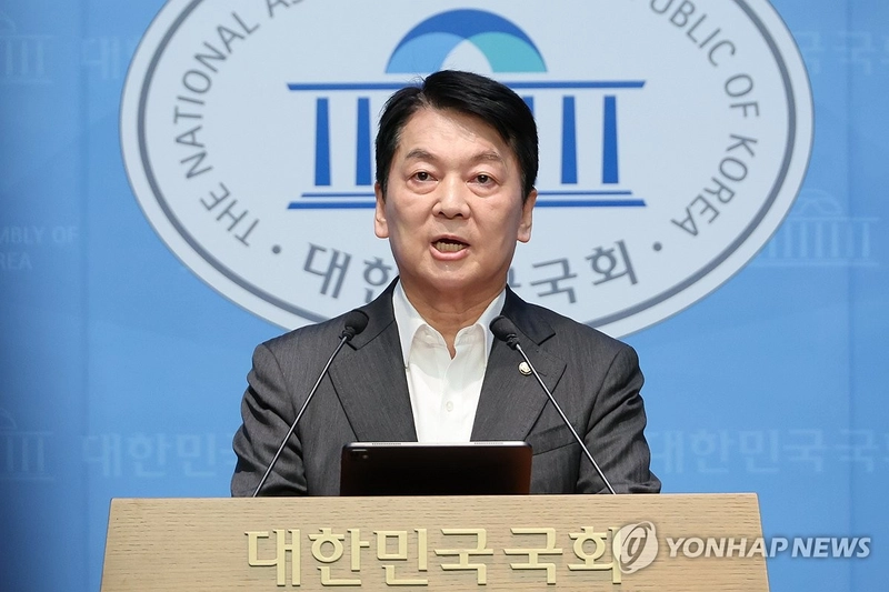 국민의힘 혁신위원장을 맡은 안철수 의원이 7일 서울 여의도 국회 소통관에서 위원장을 사퇴하고 전당대회 출마 의사를 밝히고 있다. 2025.7.7 / 연합뉴스