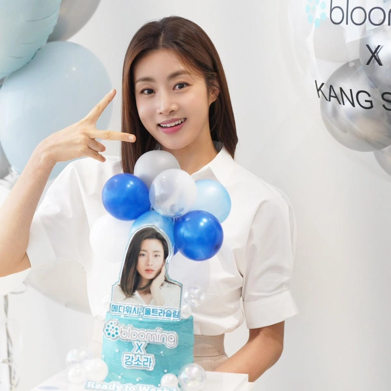 “설레는 촬영날 예쁜 케잌까지”…강소라, 환한 미소→여름날 행복 포착 / 배우 강소라 인스타그램