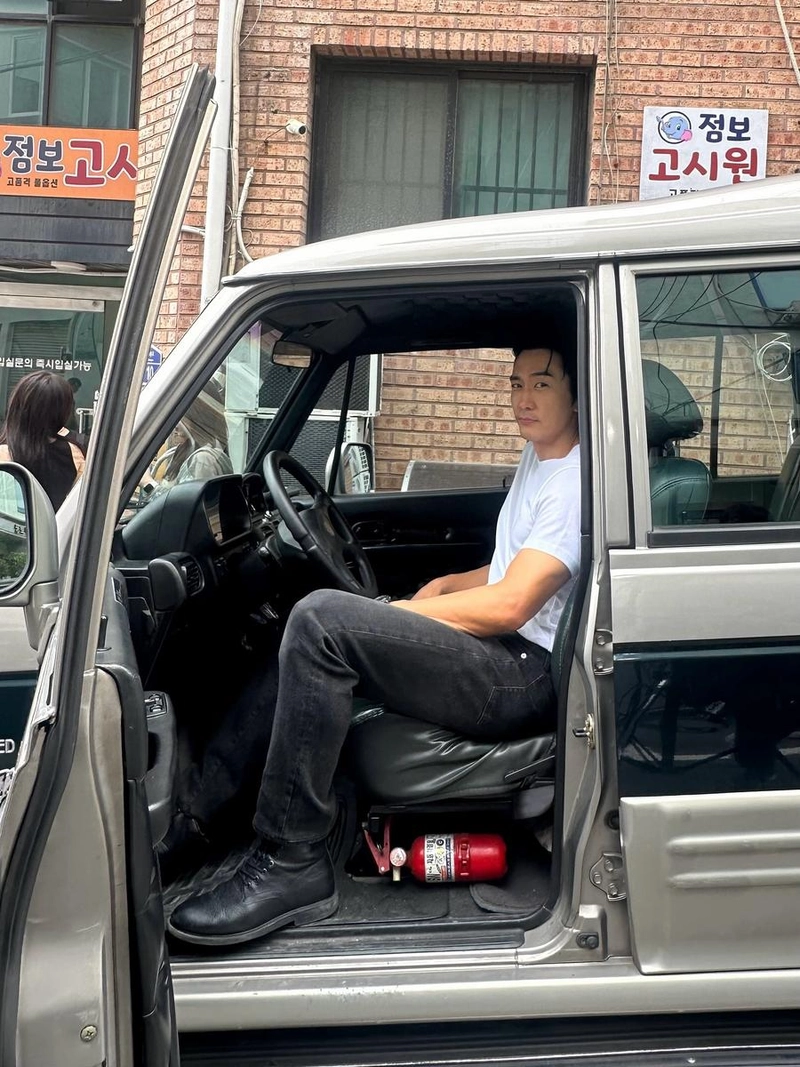 “덥다”…송승헌, 한낮의 정적→차 안 일상 속 여름 압도 / 배우 송승헌 인스타그램