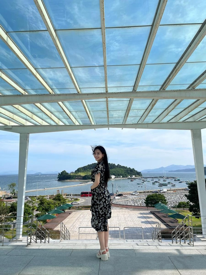 “바다가 안겨온 감사한 무대”…김소현, 여름 햇살 아래 행복→감성 충만 환한 미소 / 뮤지컬배우 김소현 인스타그램