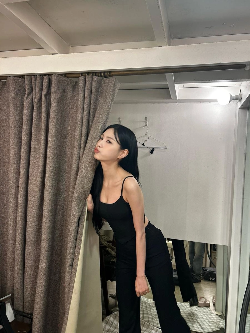 “New Profile Day”…오하영, 차분한 시선→블랙 아우라로 완성 / 걸그룹 에이핑크 오하영 인스타그램