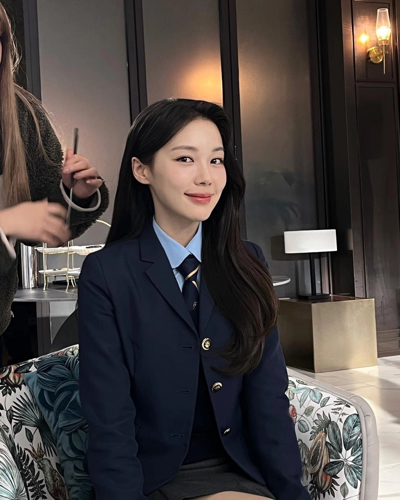 “고요한 미소 속 따스한 시선”…박시우, 청량한 무드→교복룩 존재감 / 배우 박시우 인스타그램