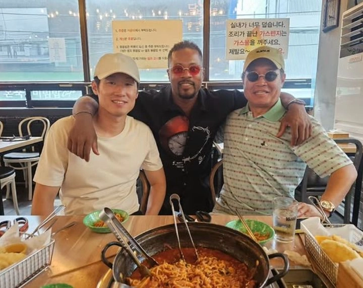 “패밀리 리유니온”…박지성·에브라, 서울 분식집에서 재회→화기애애한 근황