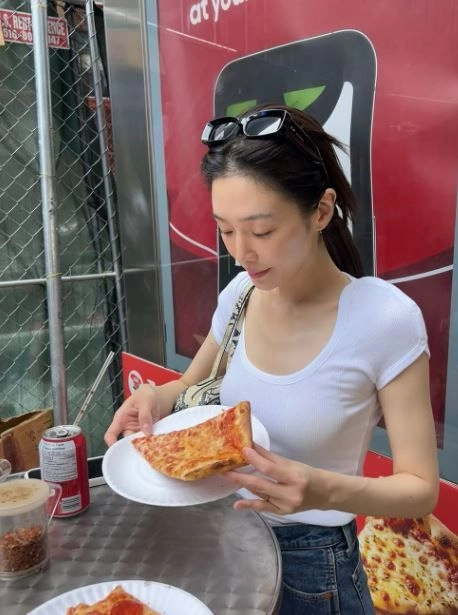 “박규영, 뉴욕서 뽐낸 흰티 청바지 미모”→‘오징어 게임’과는 다른 일상 매력